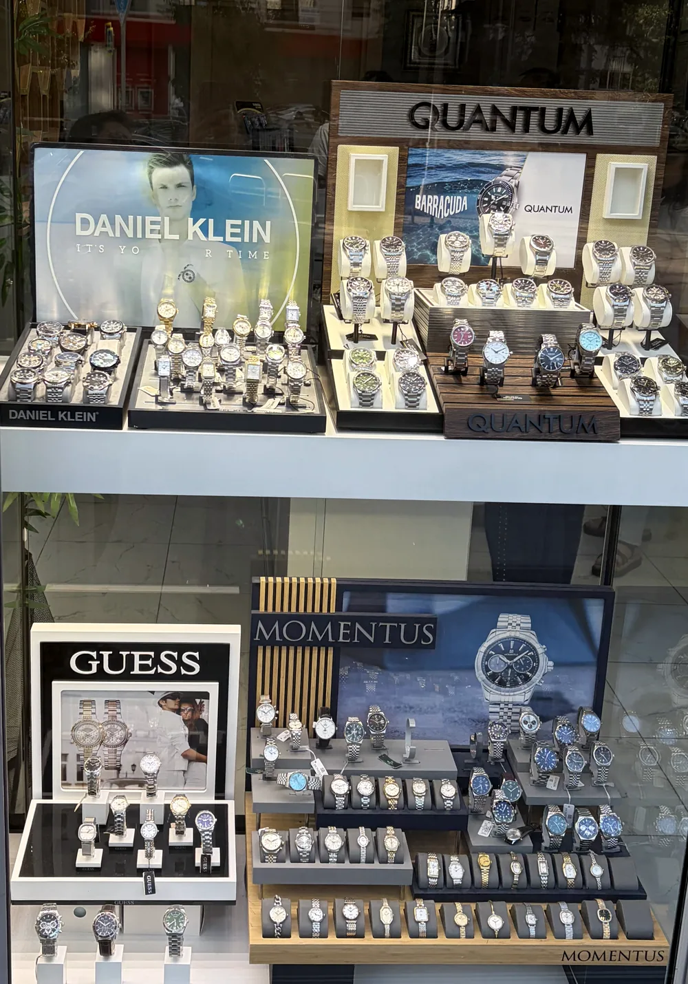 ÖZGEN SAAT'in Kadıköy'deki mağaza vitrini — Quantum, Momentus, Guess ve Daniel Klein kol saatleri